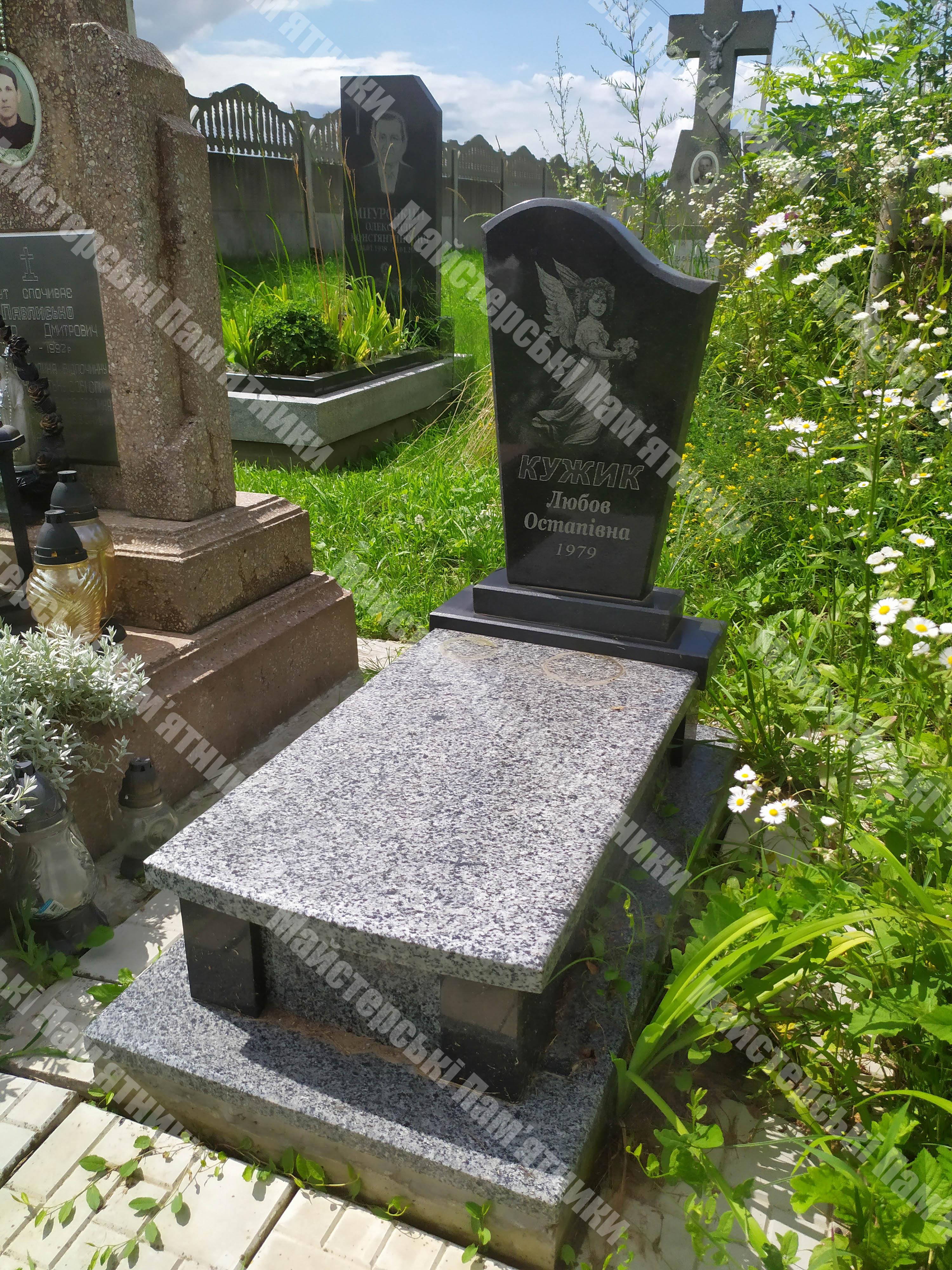 закритий дитячий пам'ятник з покостовського граніту