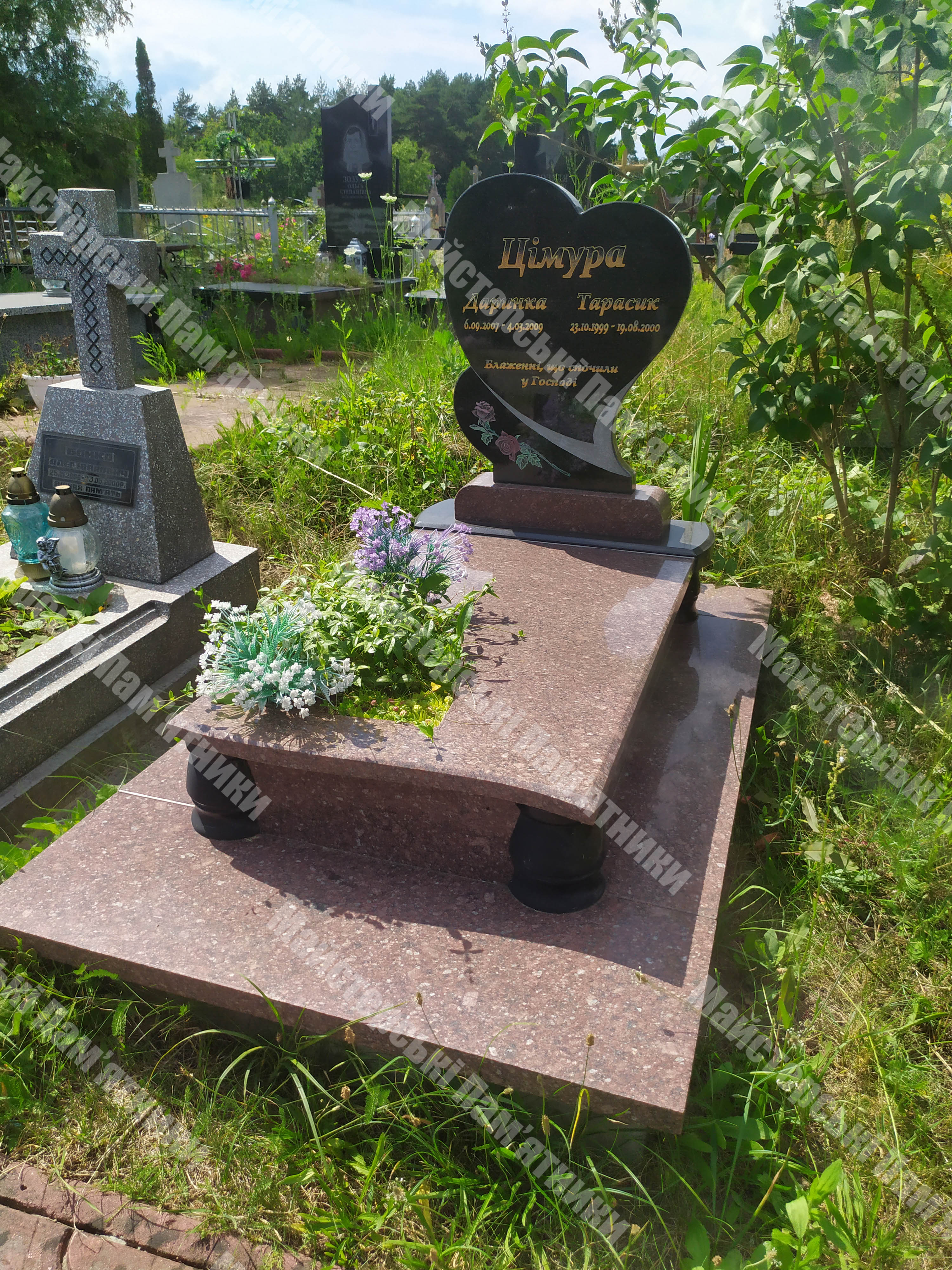 дитячий надгробок з лезниківського граніту