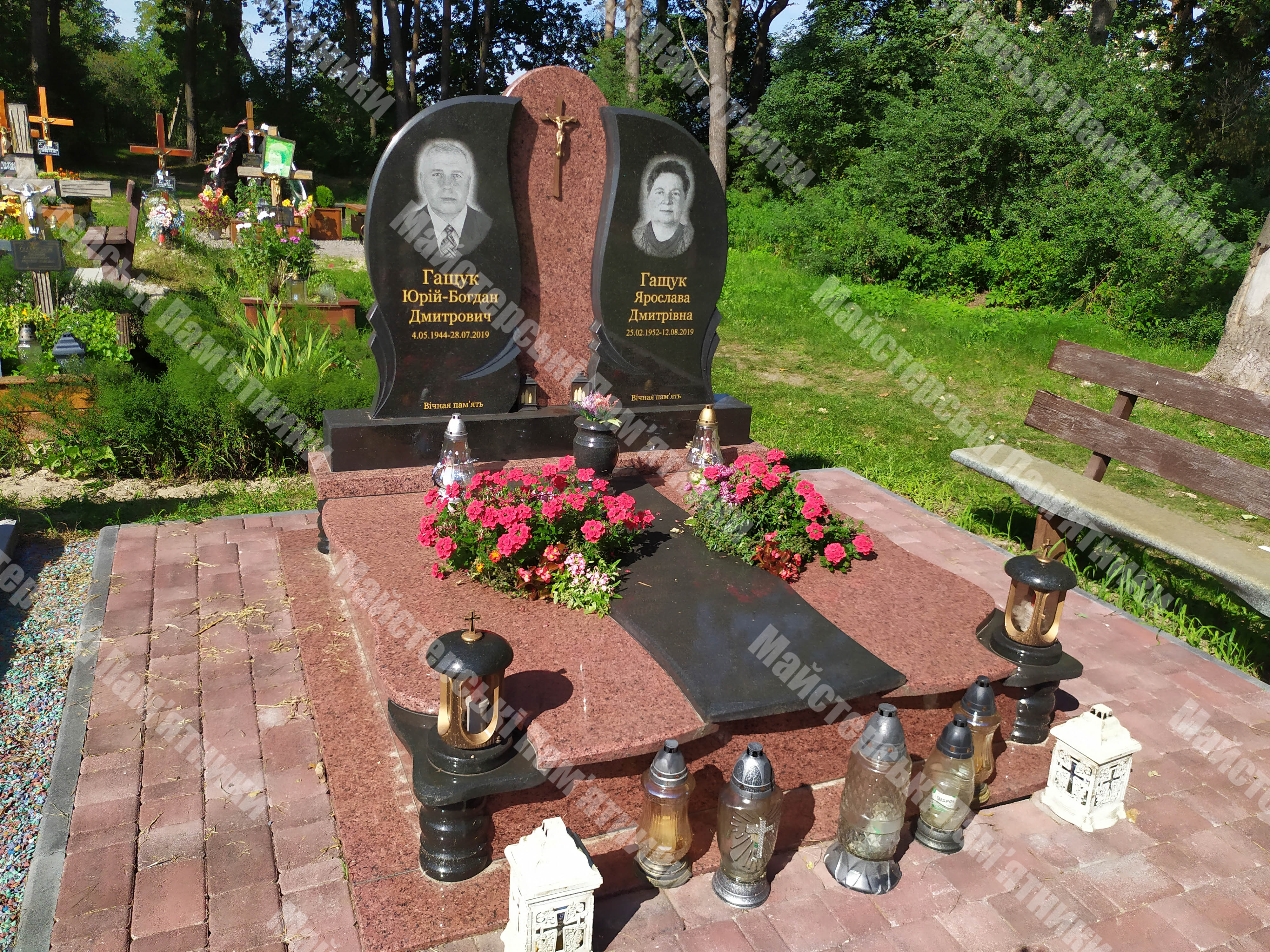подвійний пам'ятник з лезниківського граніту