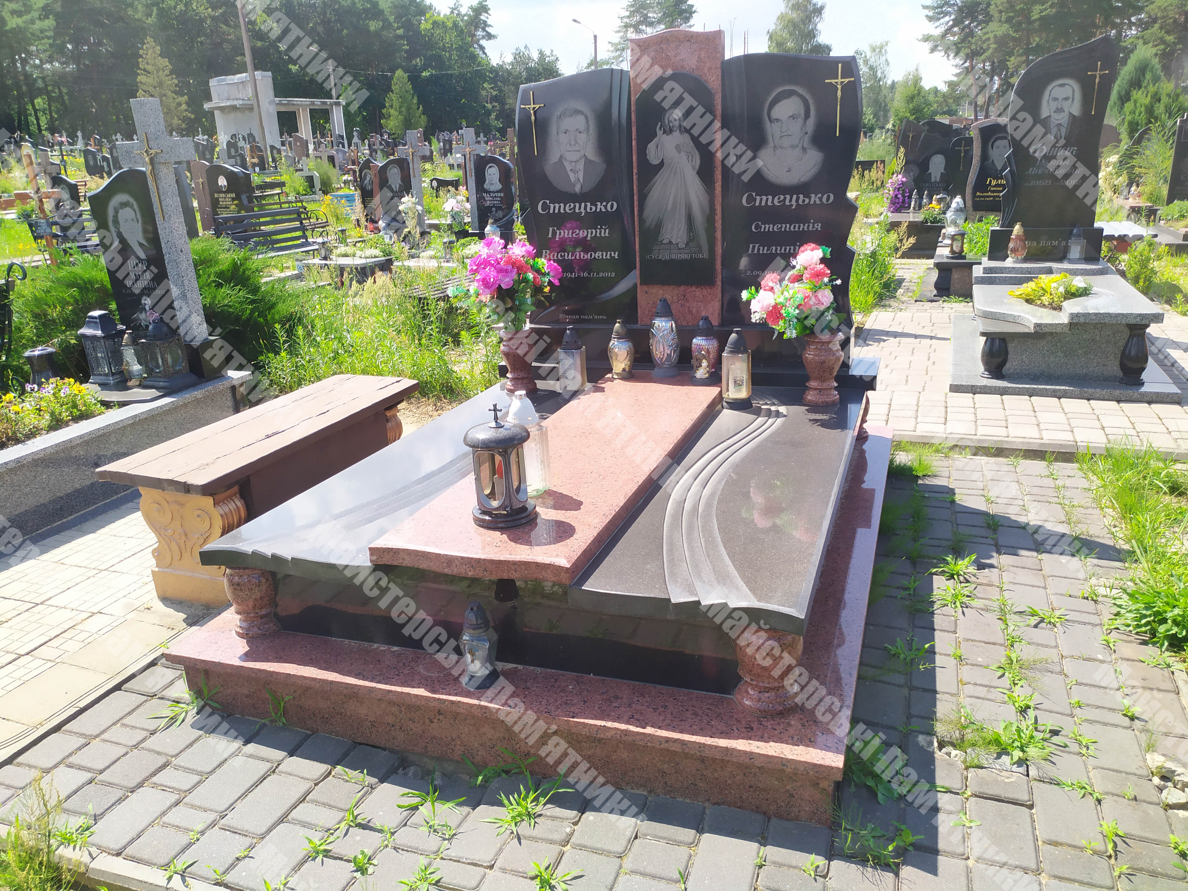 червоний пам'ятник двійний закритий