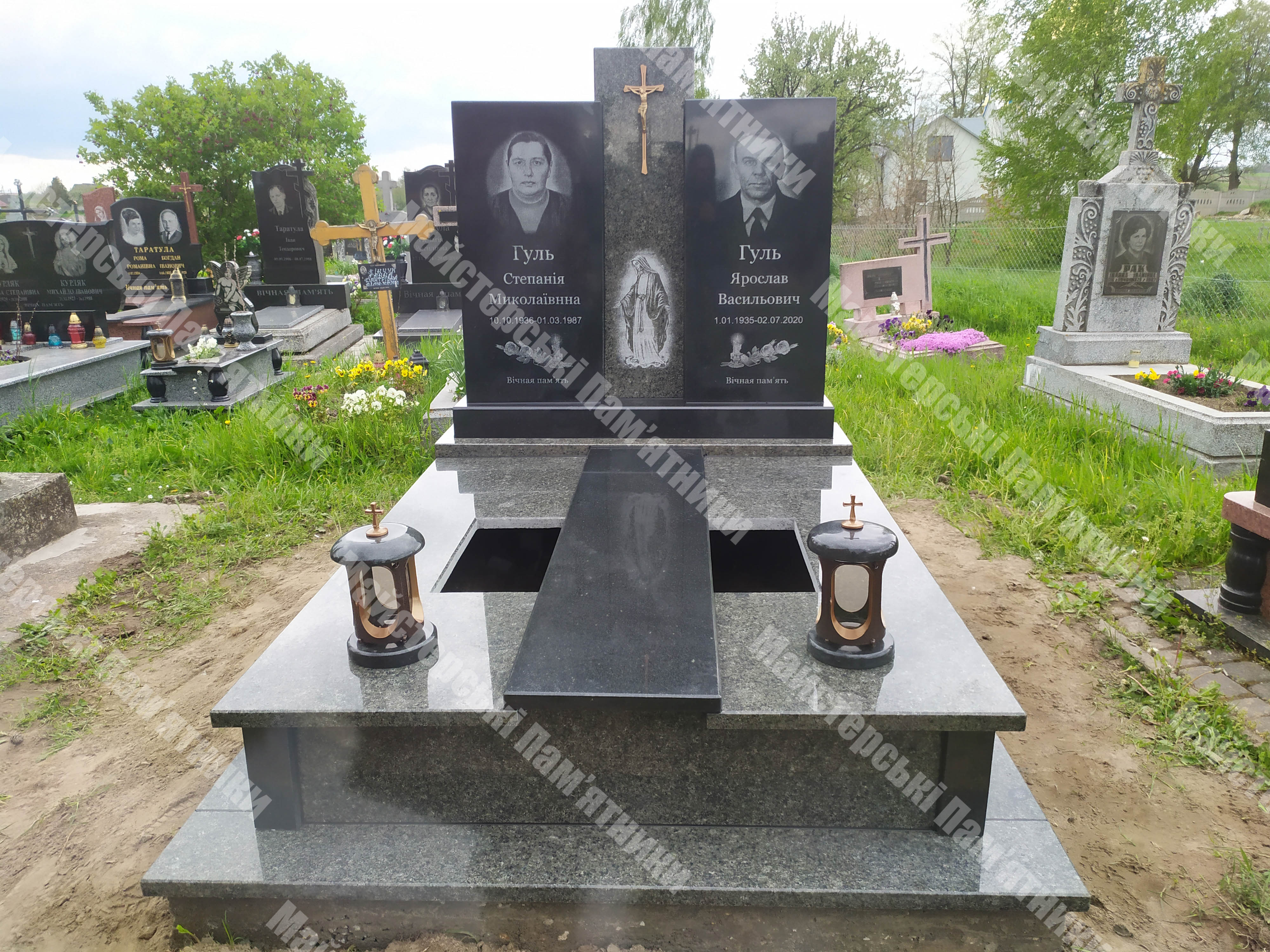 подвійний пам'ятник з маславського граніту
