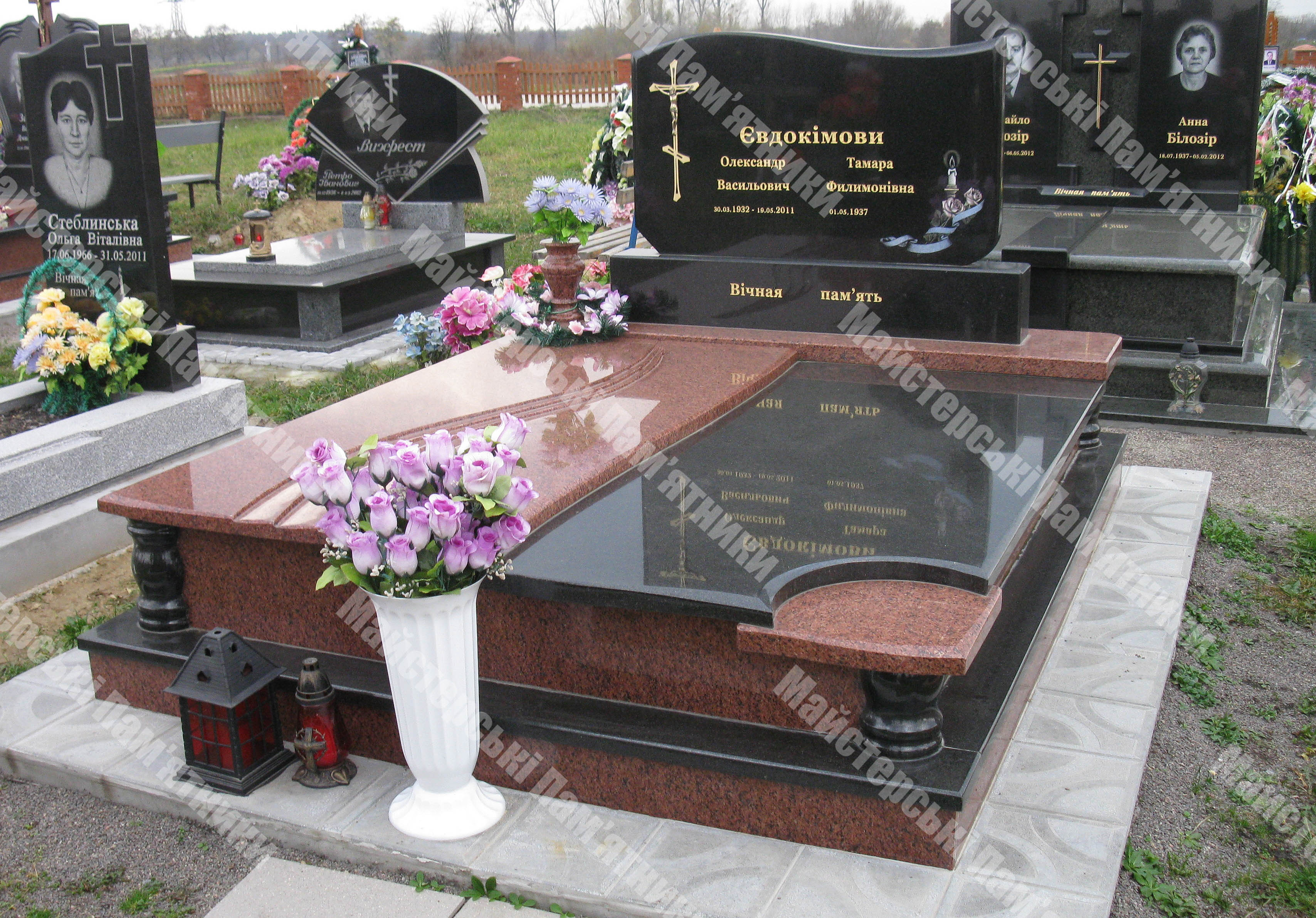 пам'ятник подвійний закритий з лезниківського граніту