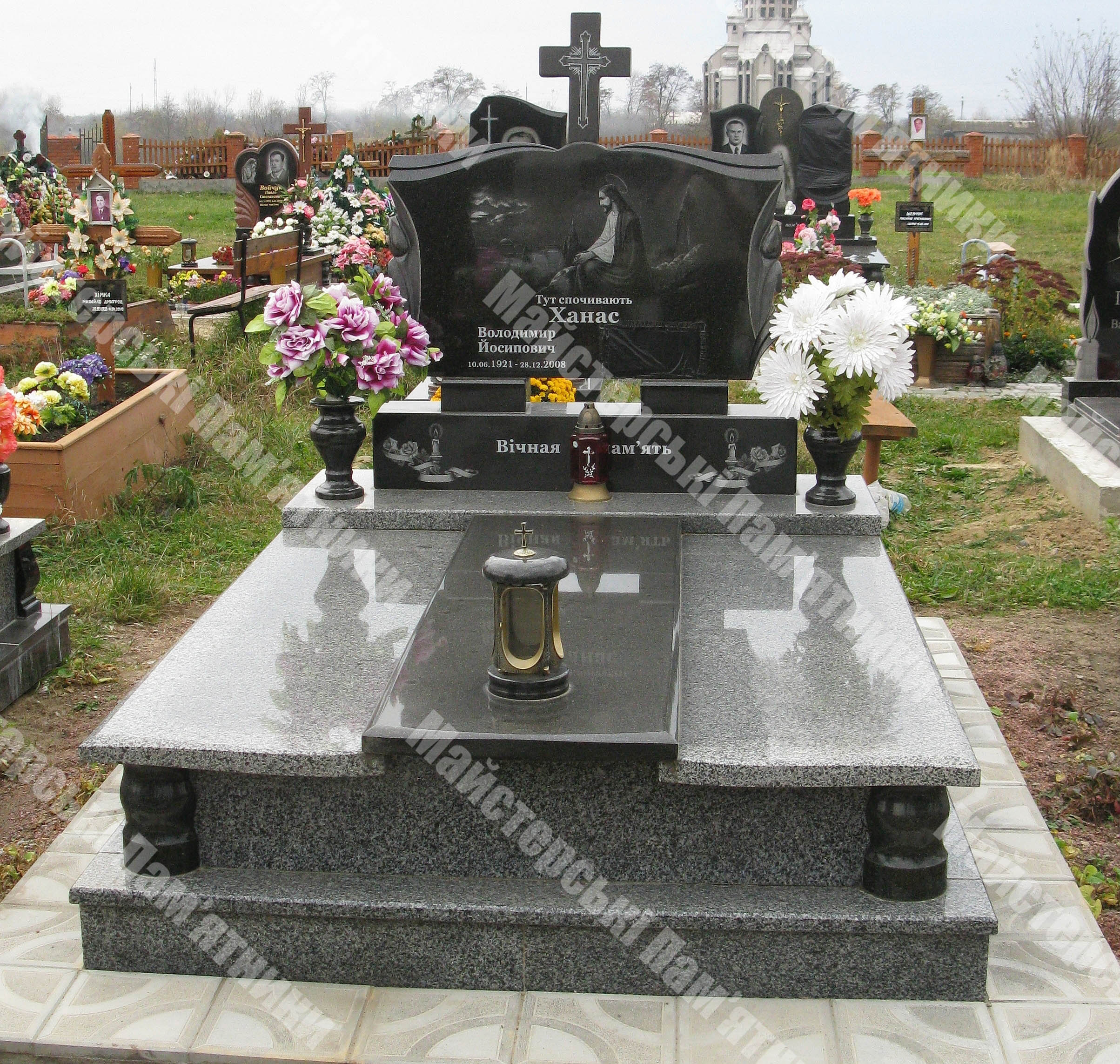 подвійний закритий пам'ятник з маславського граніту