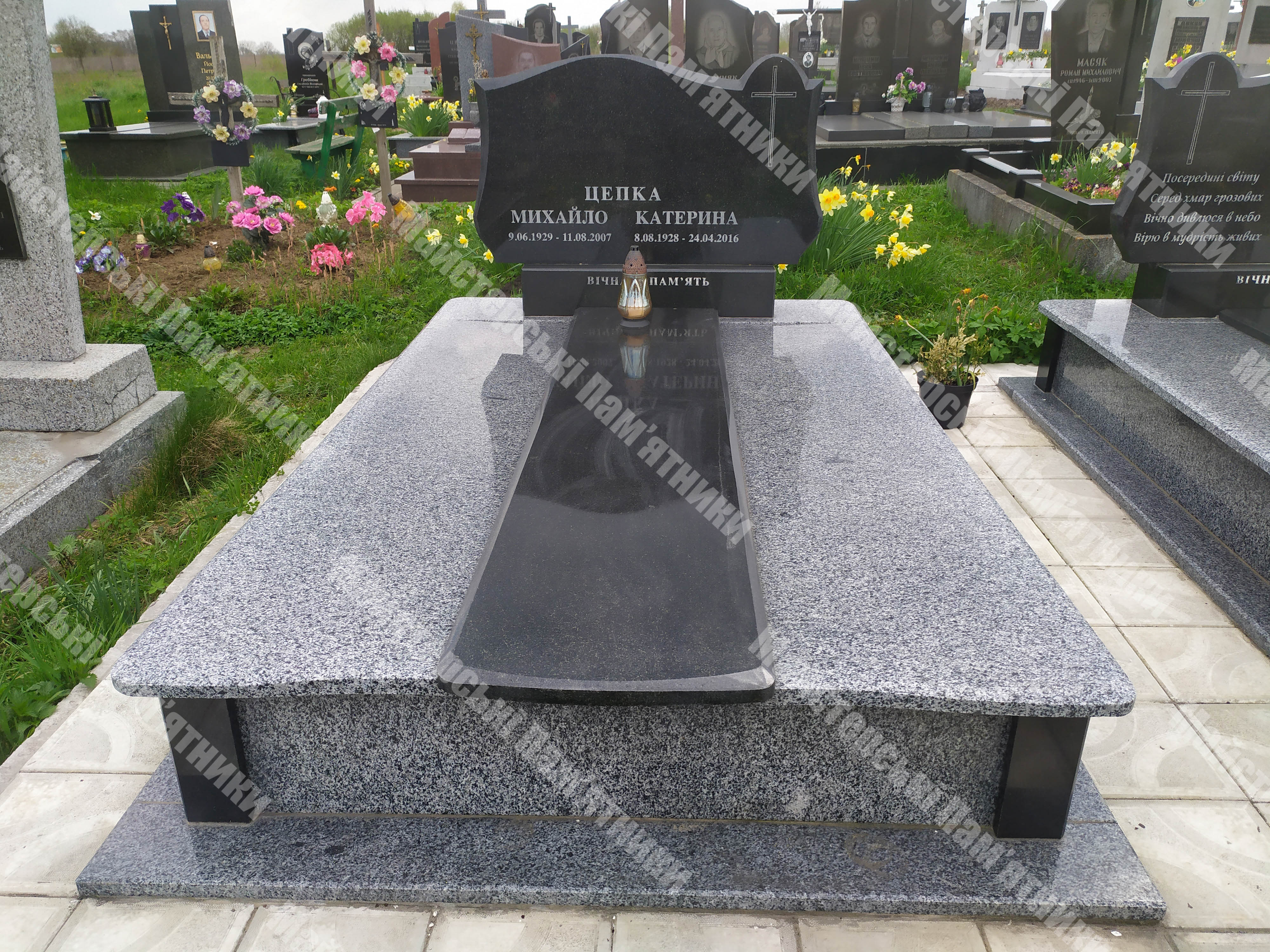 сірий двійний пам'ятник