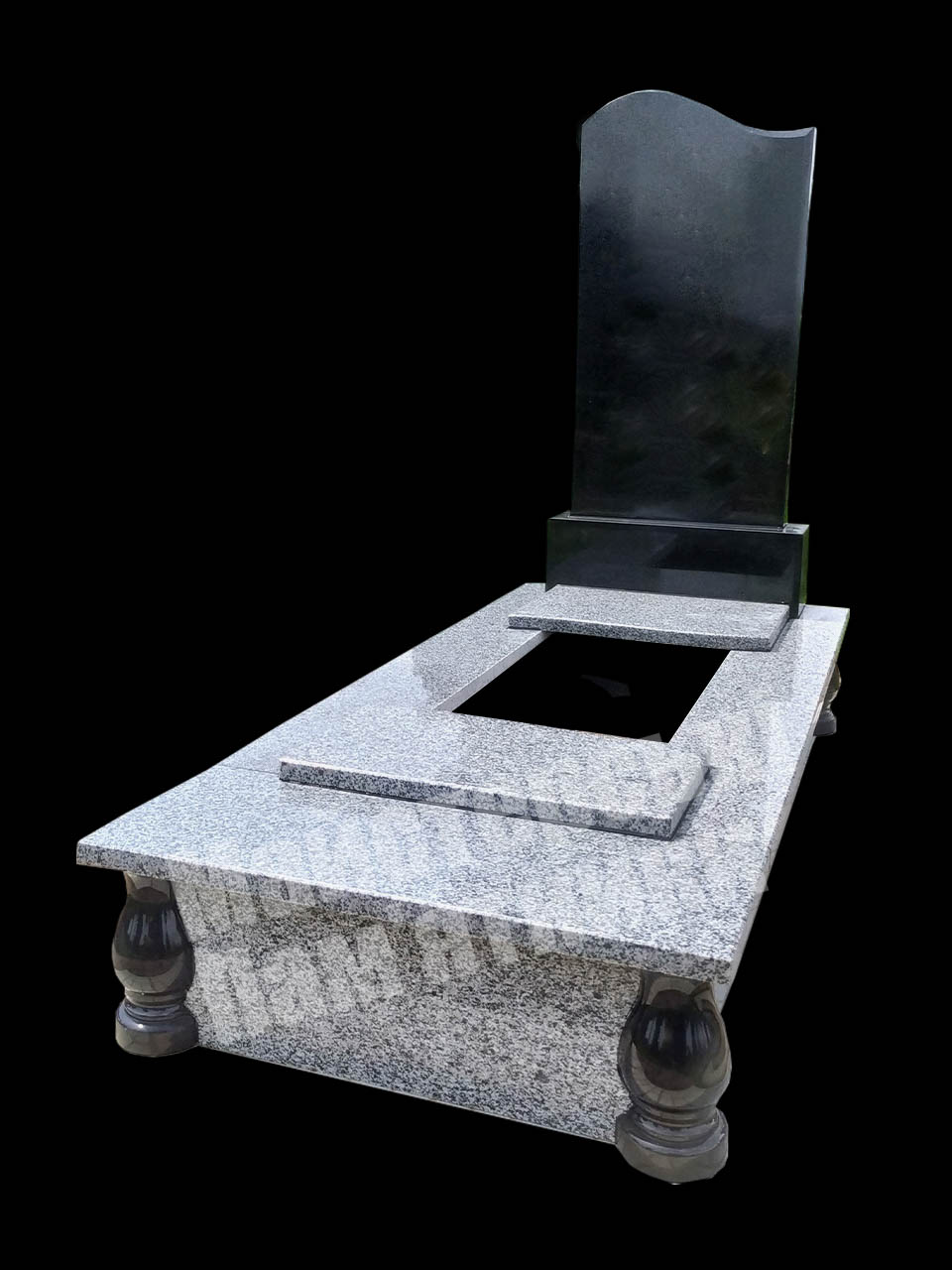 пам'ятник одинарний з покостовського граніту, прямокутний отвір у надмогильній плиті, без нижньої плити