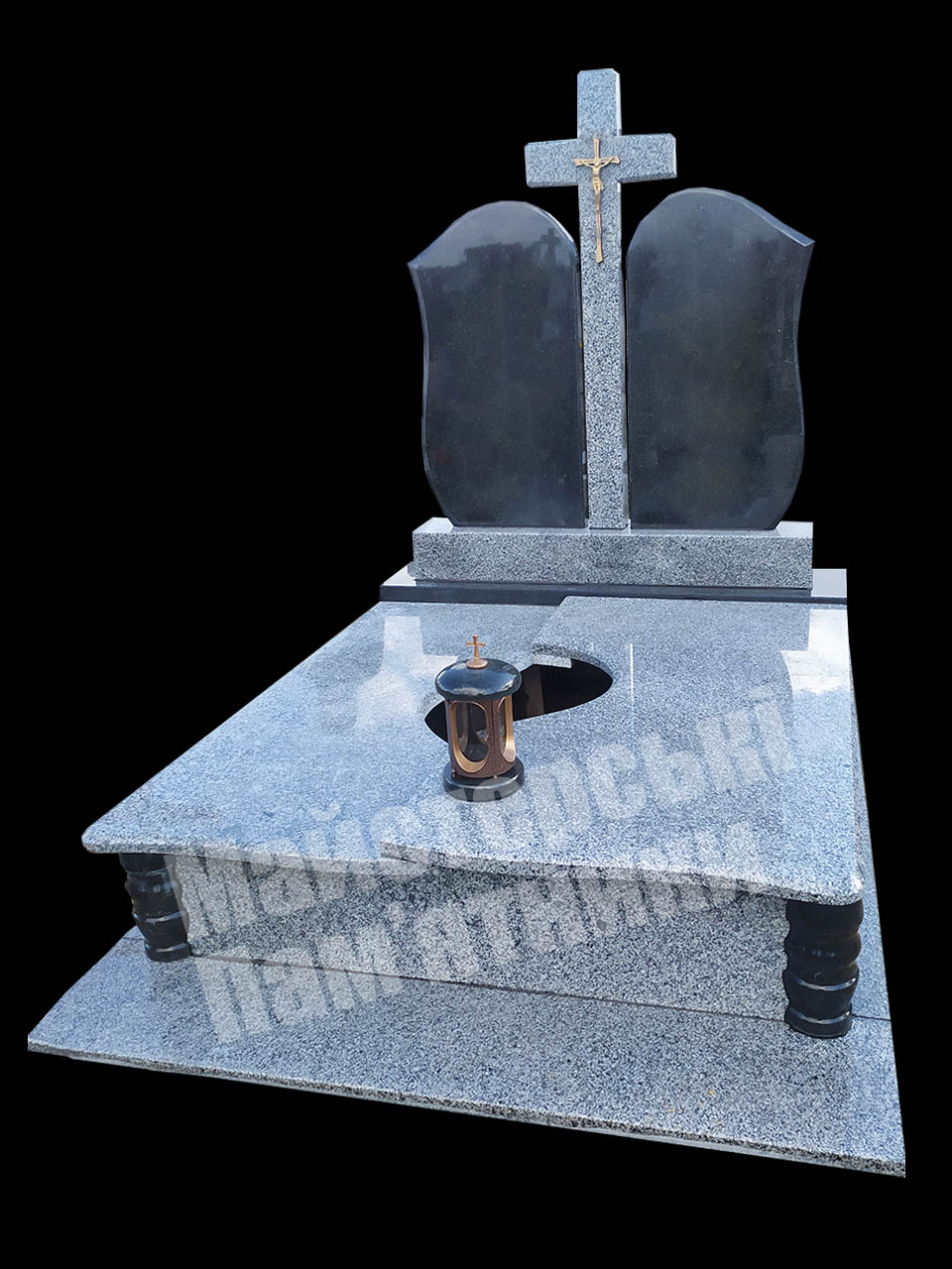 подвійний пам'ятник з покостовського граніту та гранітним хрестом між верхніми плитами