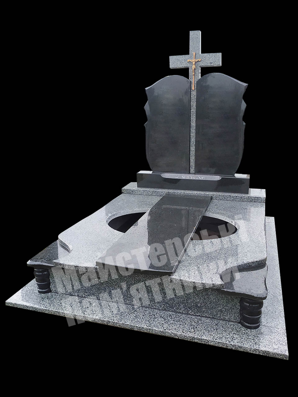 двійний надгробок з покостовського граніту та гранітним хрестом між верхніми плитами