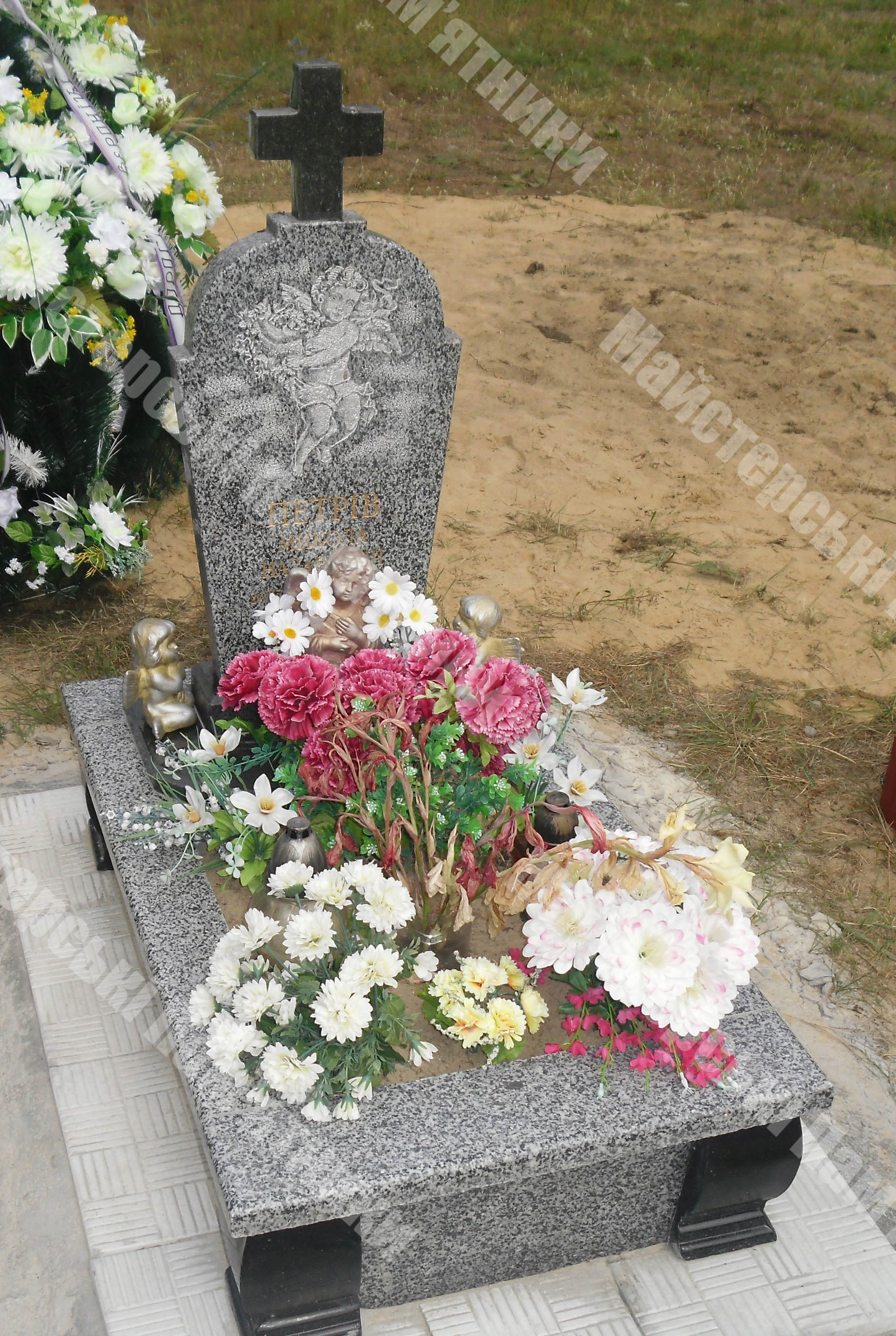 дитячий пам’ятник з покостовський граніту та з хоестом на верхній плиті