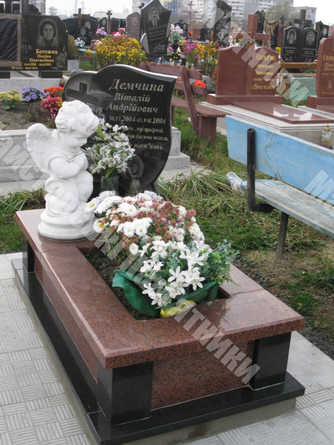 пам’ятник дитячий відкритий з лезниківського граніту та статуеткою