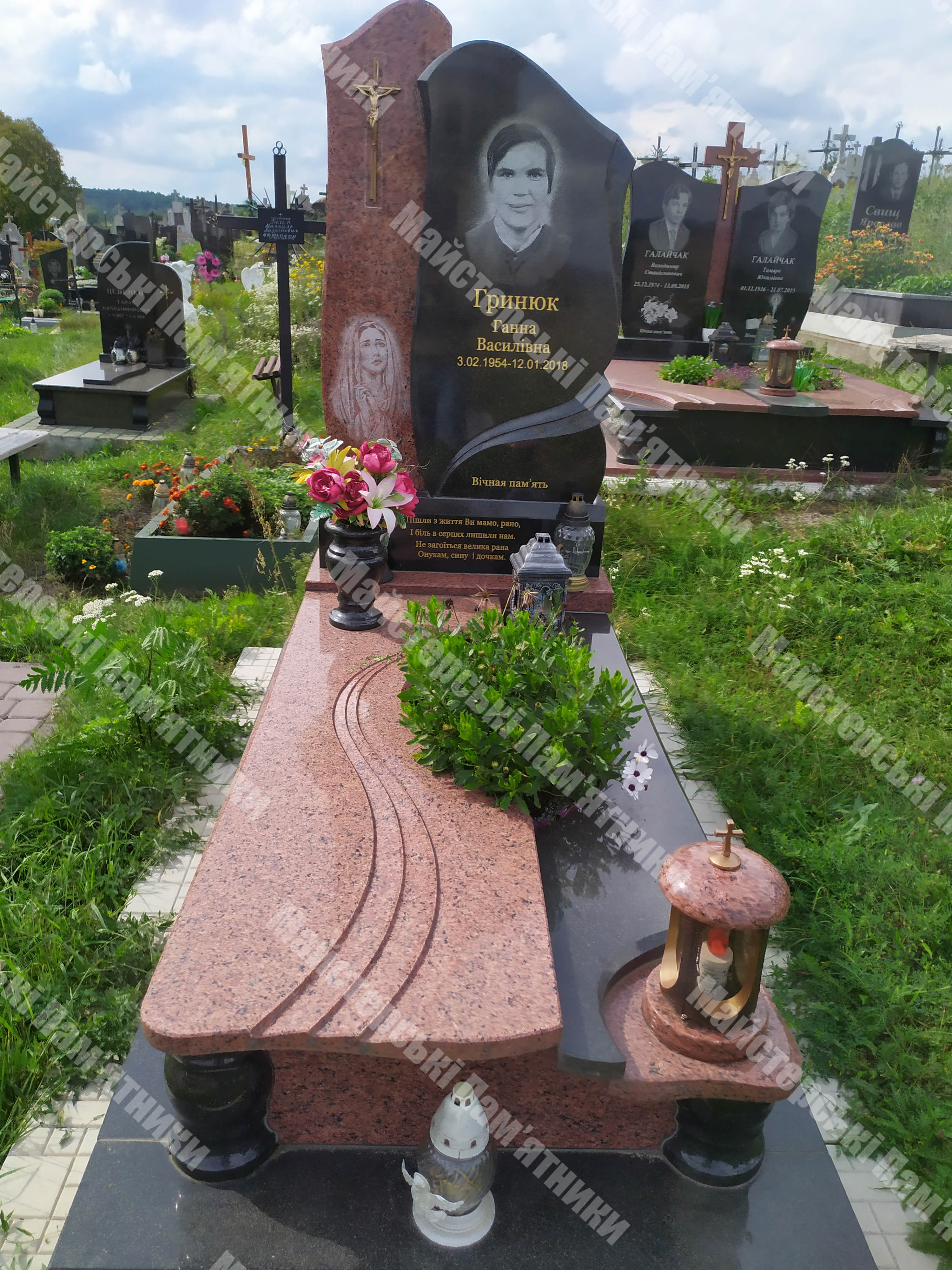 одинарний пам'ятник, лезниківський та габбровський граніти, присутні хвилясті візерунки