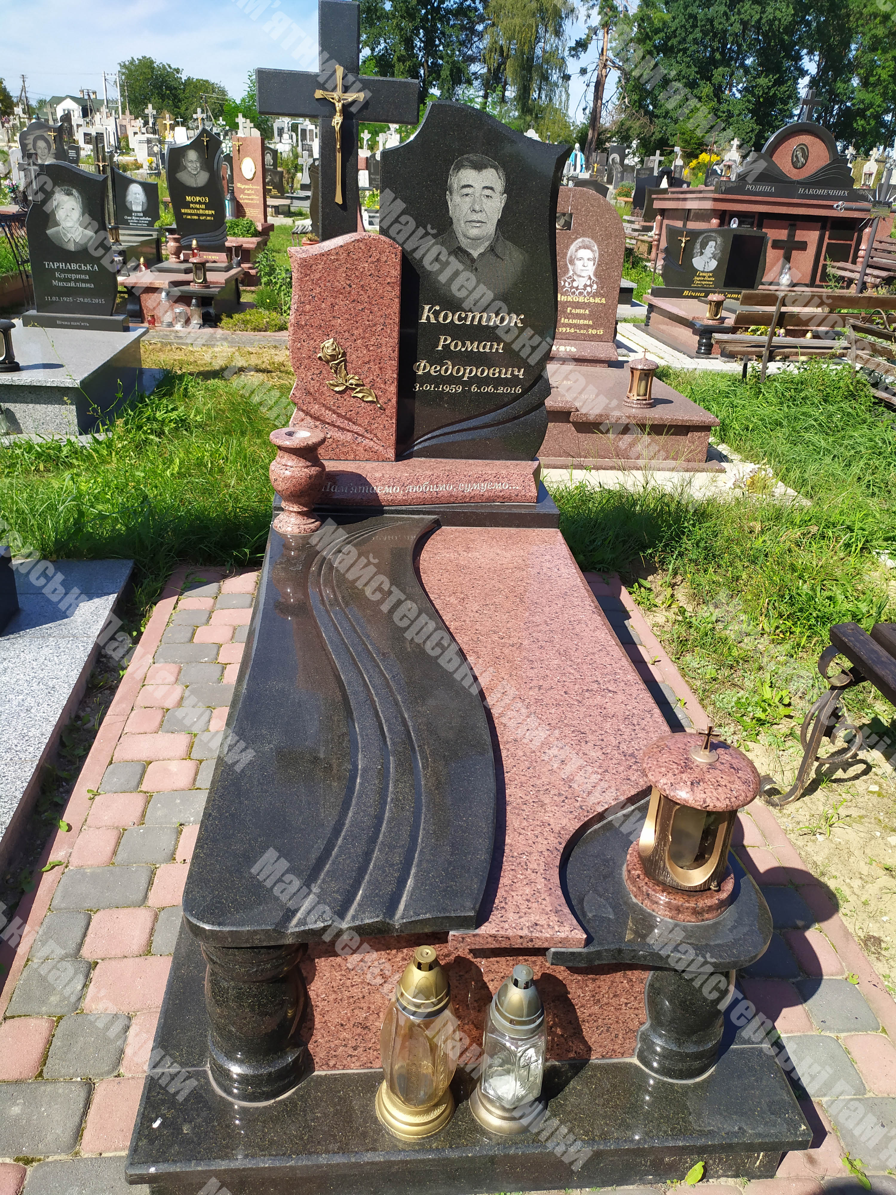 пам’ятник закритий одинарний, з гранітів Лезнікова і Габброва та лампатками