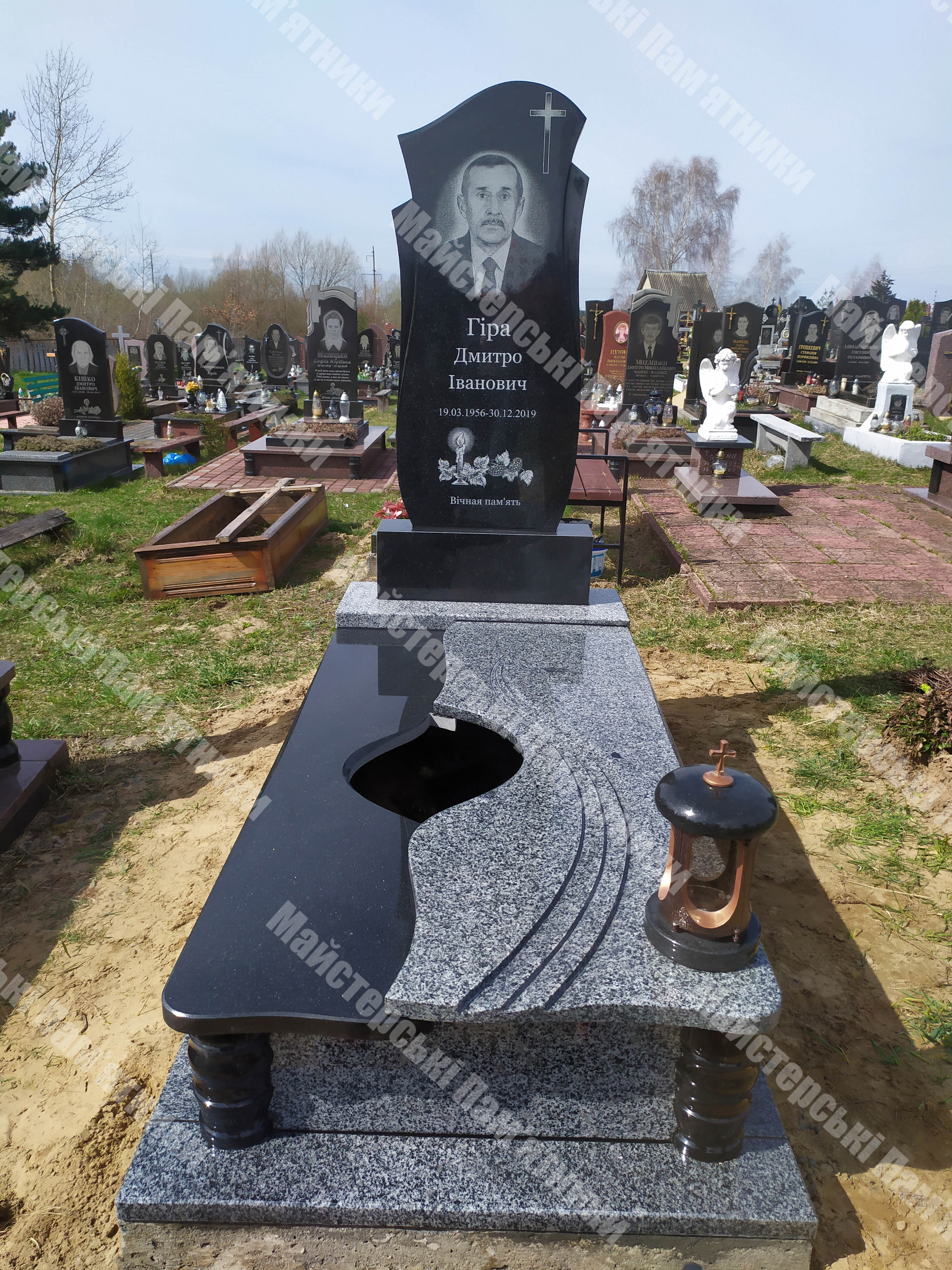 одинарний пам'ятник виконаний з сірого покостівського граніту, на нижній плиті зроблені хвилясті візерунки та інші декоративні елементи