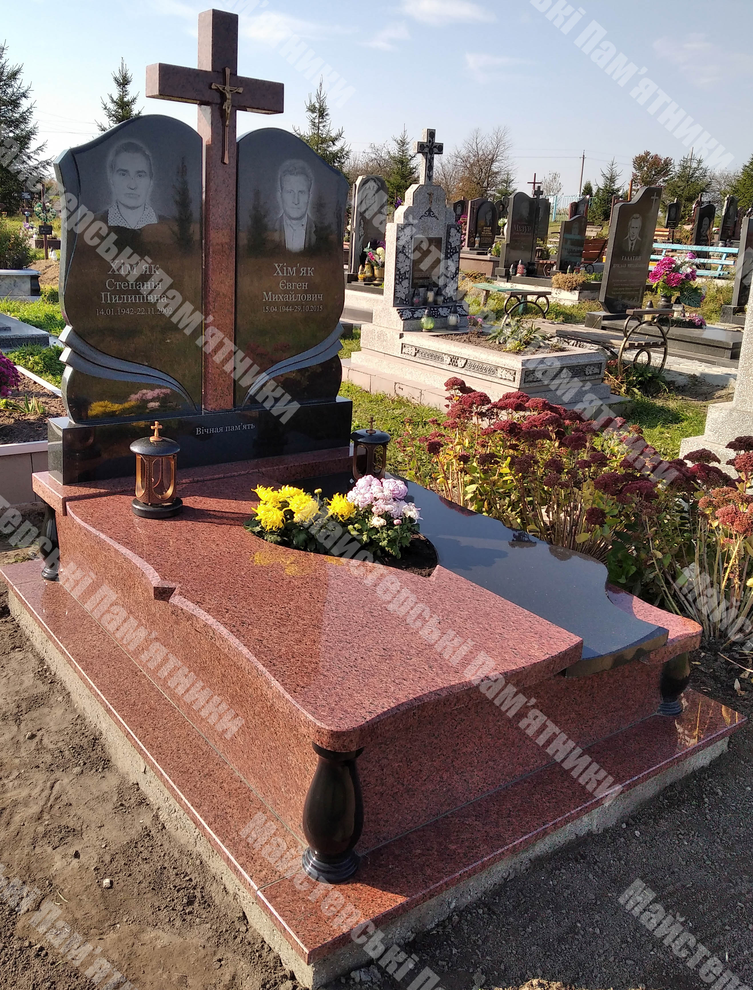 подвійний пам'ятник з червоного лезниківського граніту, між двома верхніми плитами гранітний хрест