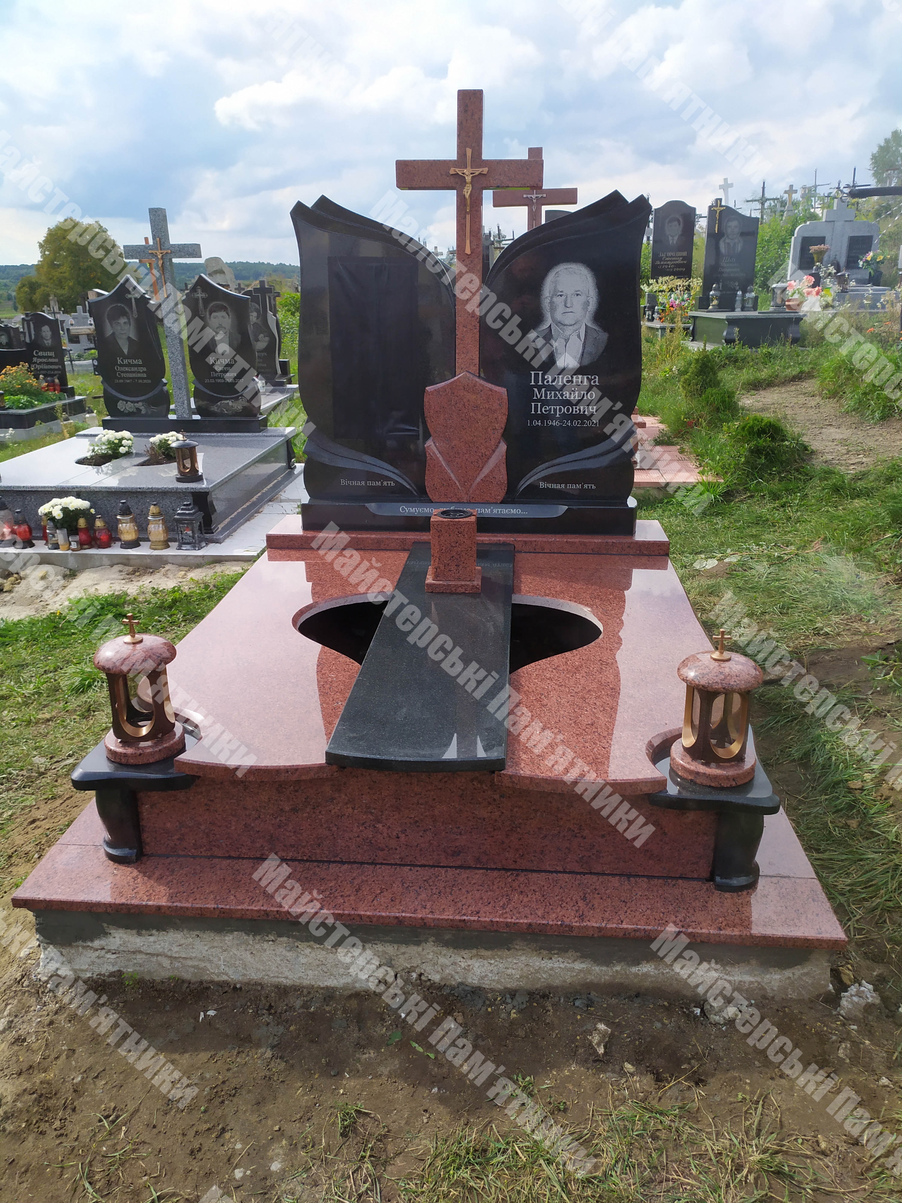 двійних пам’ятник виготовлений з лезнікова, між верхніми плитами хрест, кругий отвір в нижній плиті, встановлені декоративні лампатки