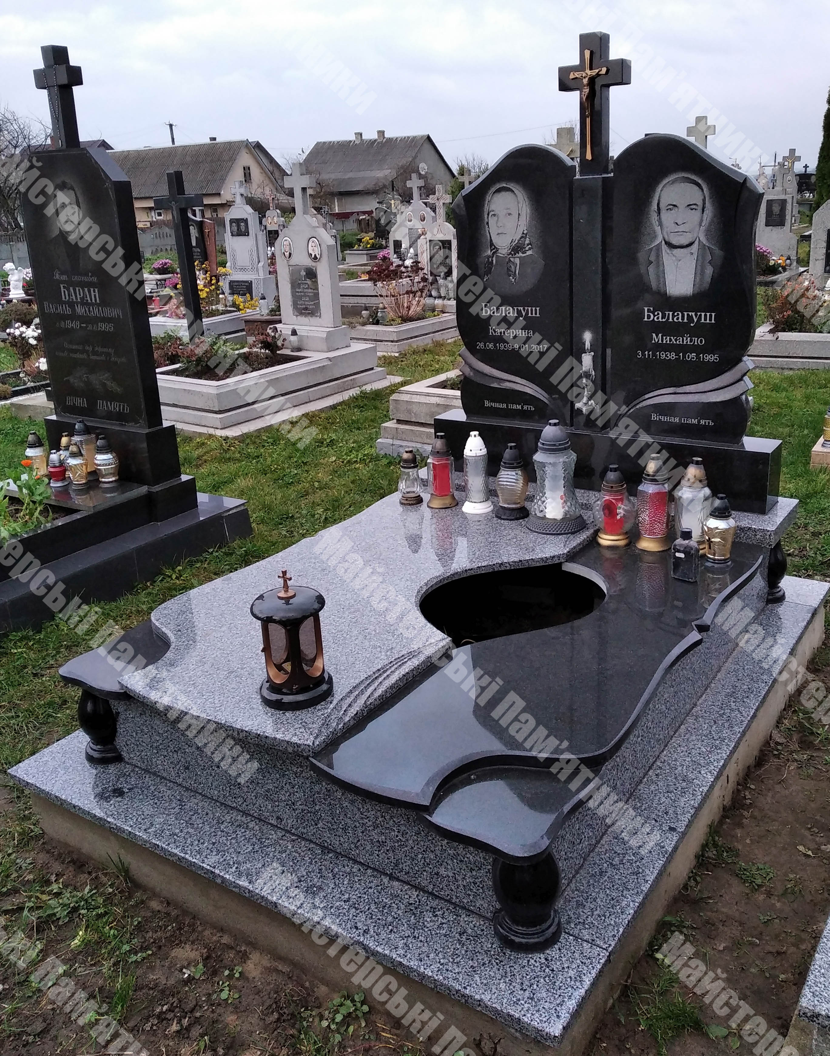 подвійний надгробок з покостівського граніту, на верхніх плитах зроблений хрест, кругий отвір у нижній плиті, присутня декоративна лампатка