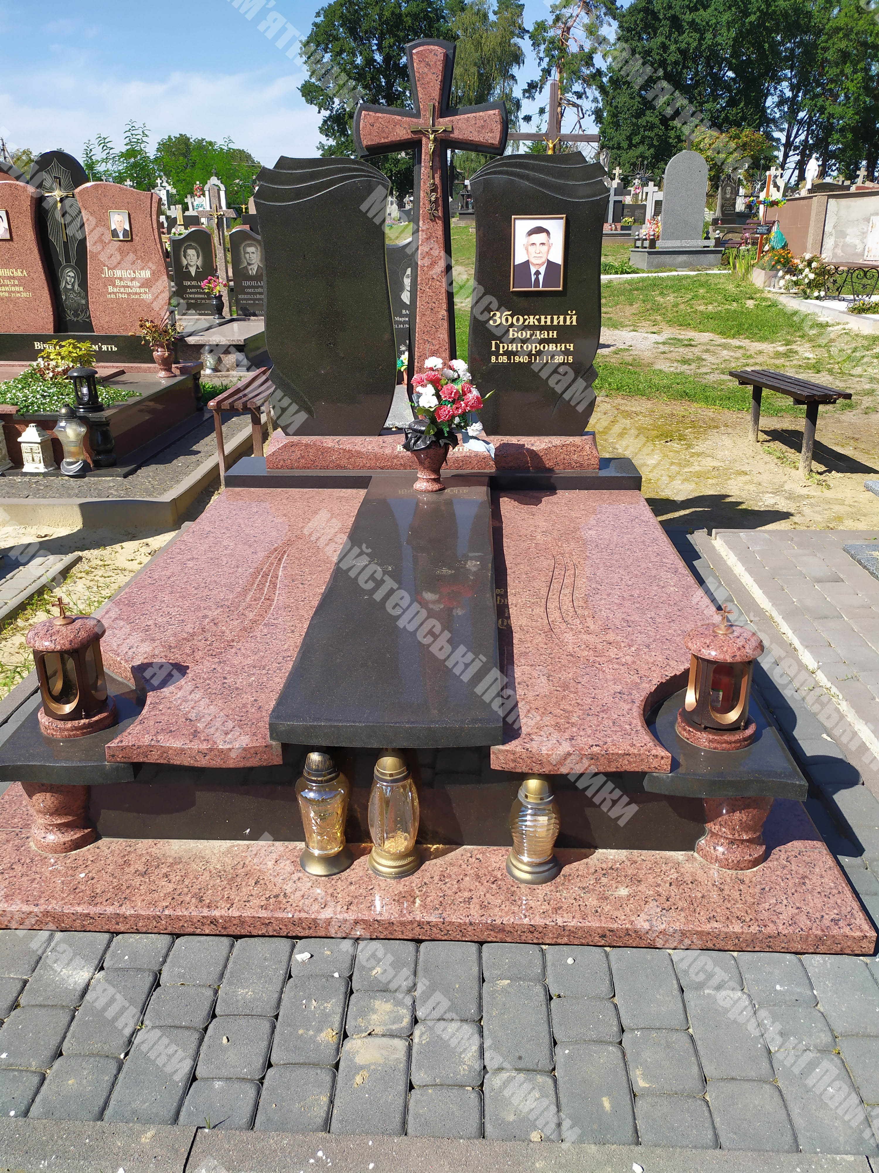 двійний пам’ятник з лезниківськогограніту з лампатками