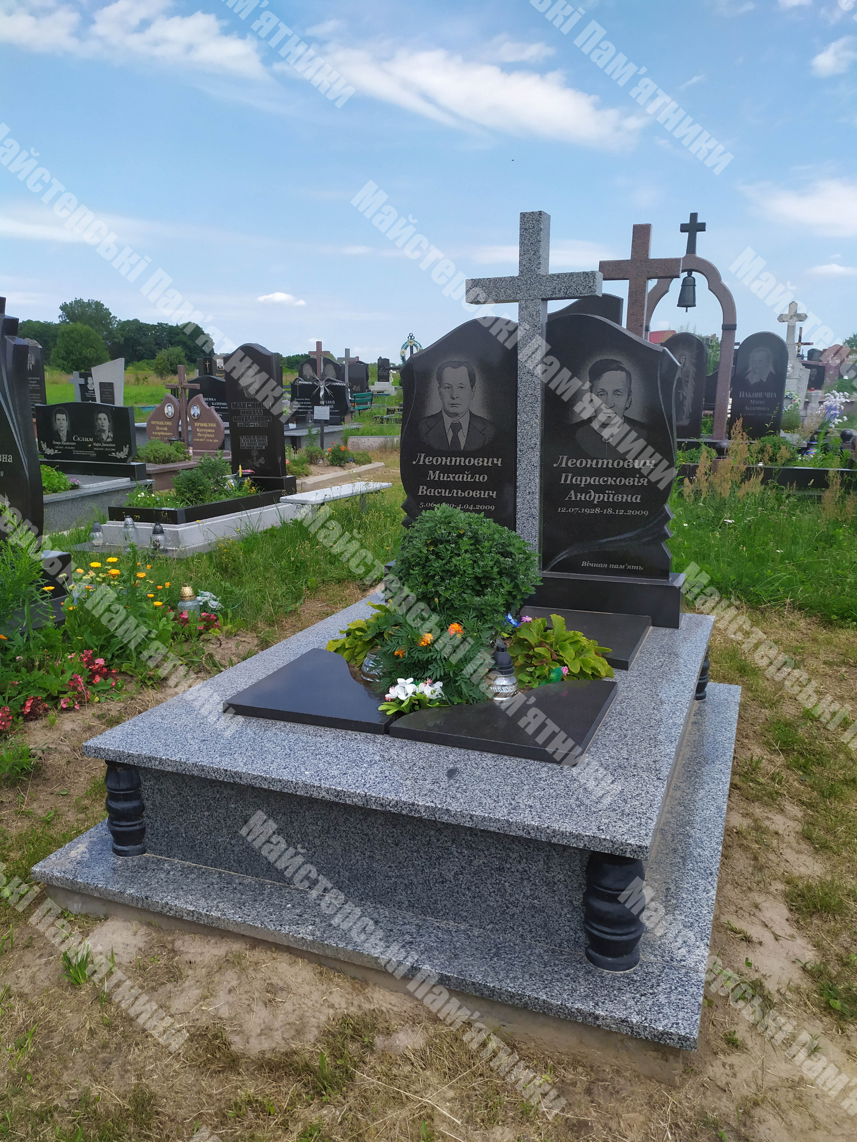 двійний пам’ятник з покостовський граніту та гранітним хрестом