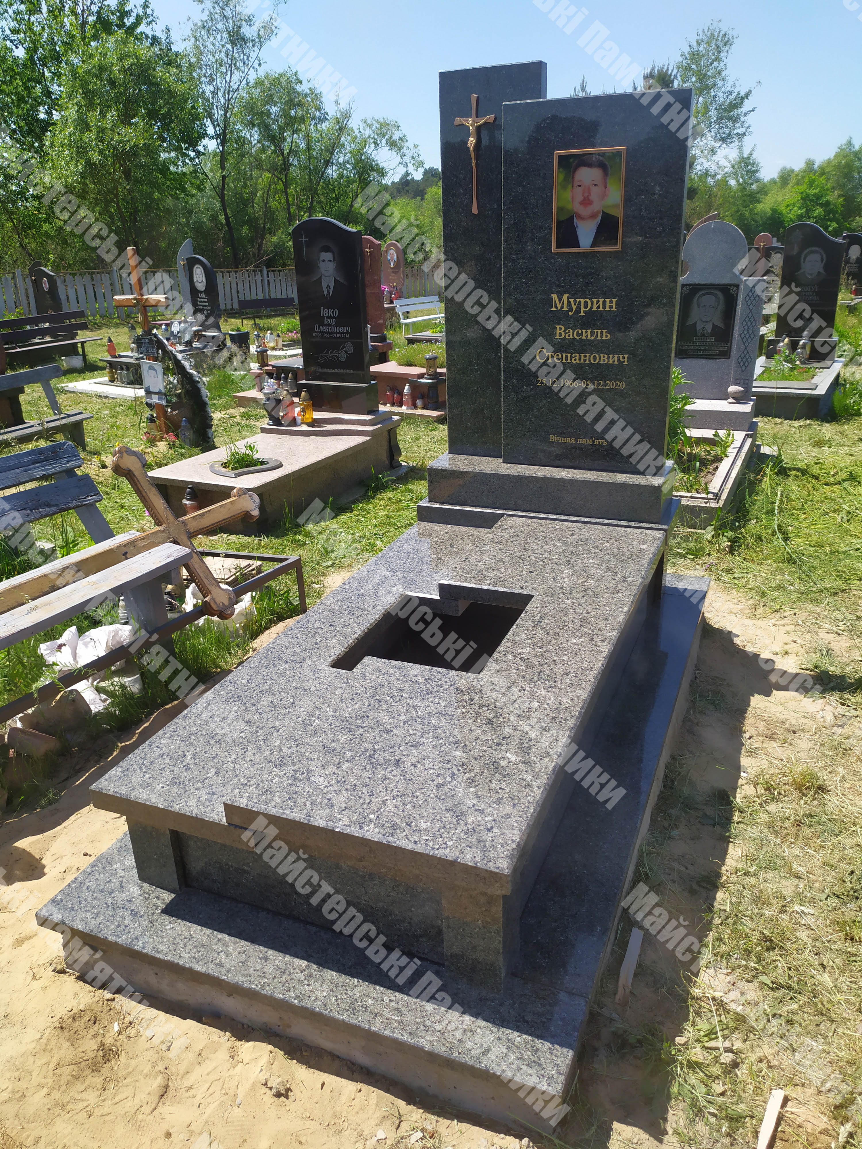 одинариний пам'ятник, верх з чорного гранітну, низ з маславського граніту