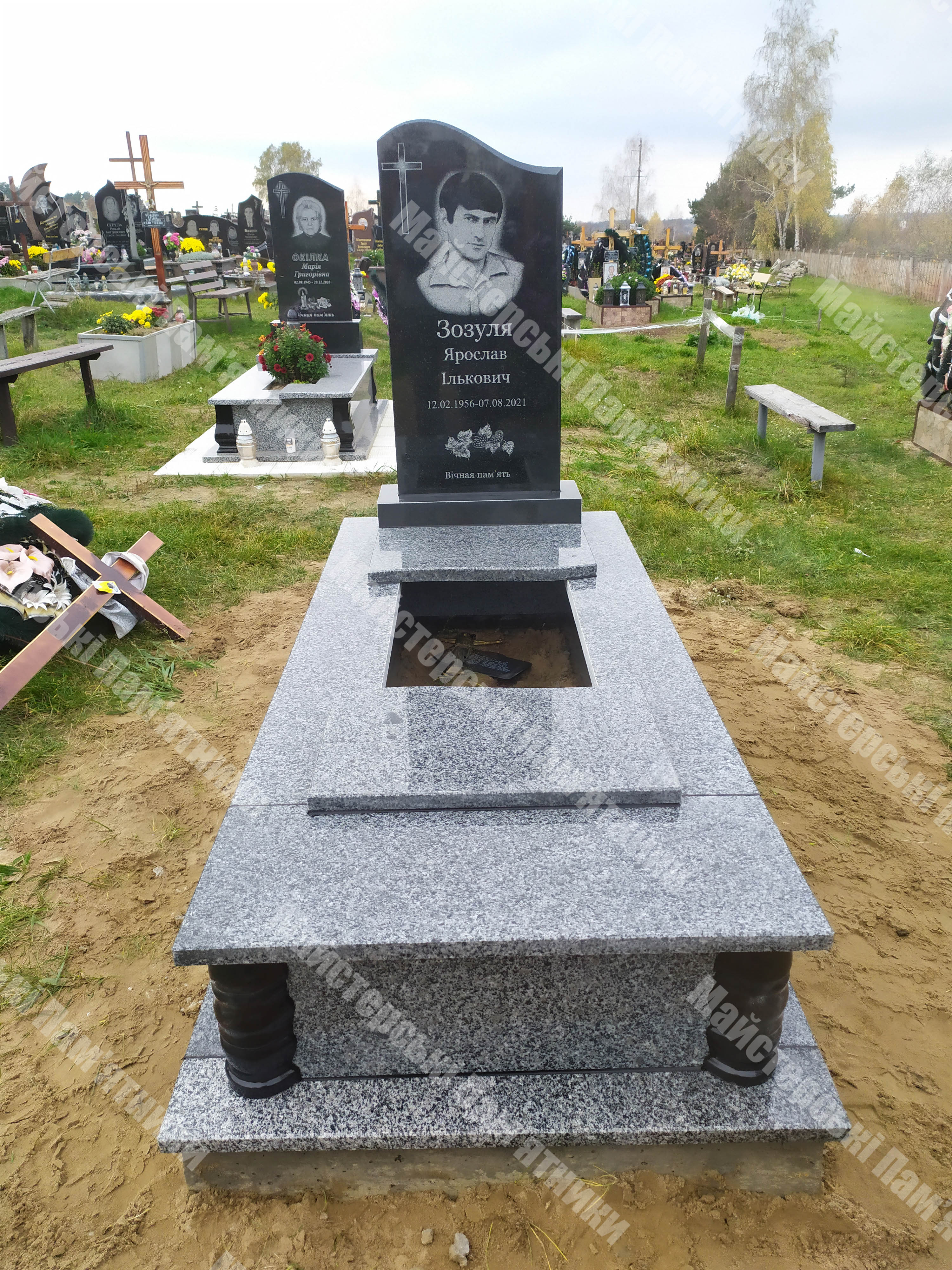 відкриий одинарний пам'ятник з покостовського граніту