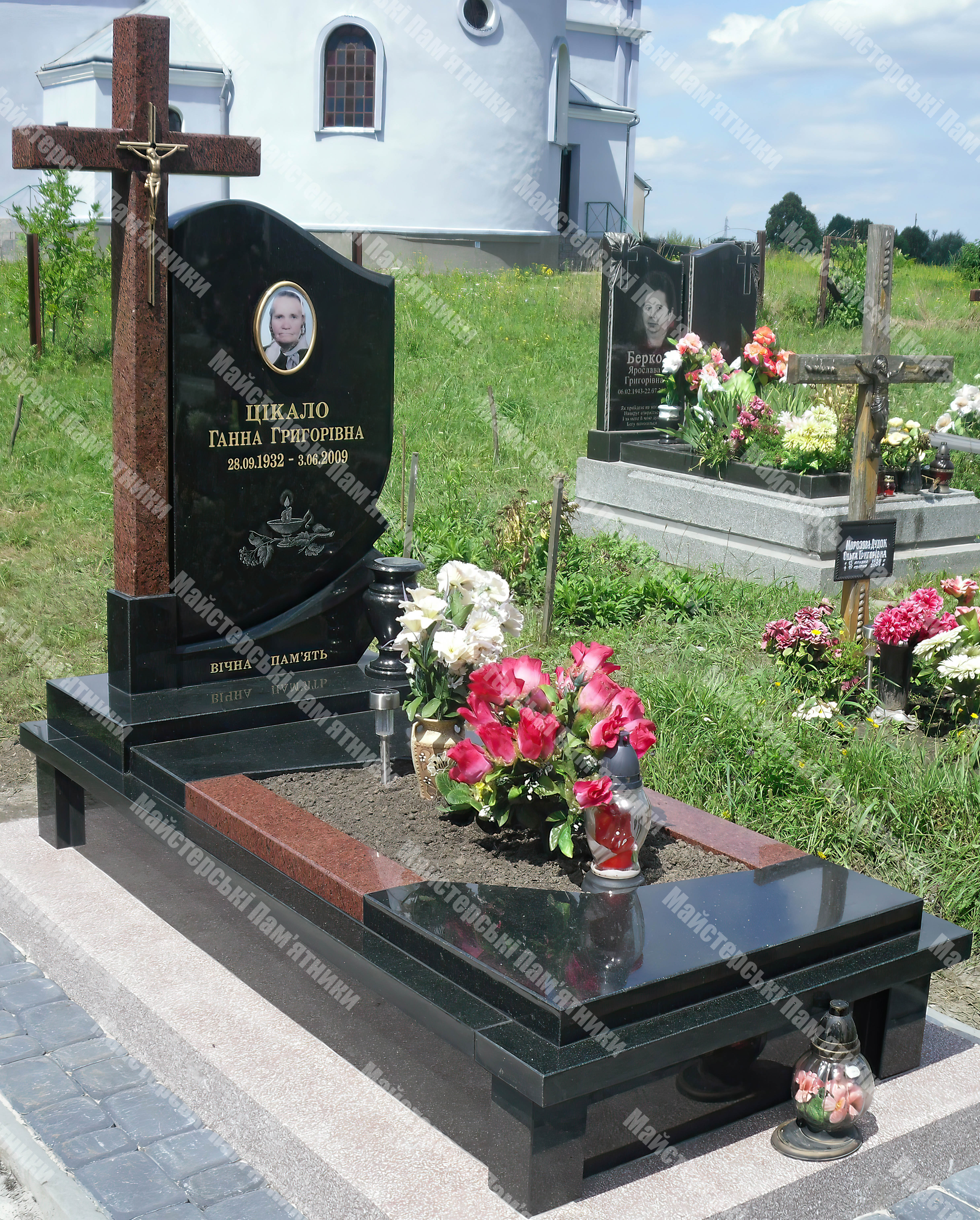 відкриий одинарний пам'ятник з габровсьго та лезниківського гранітів