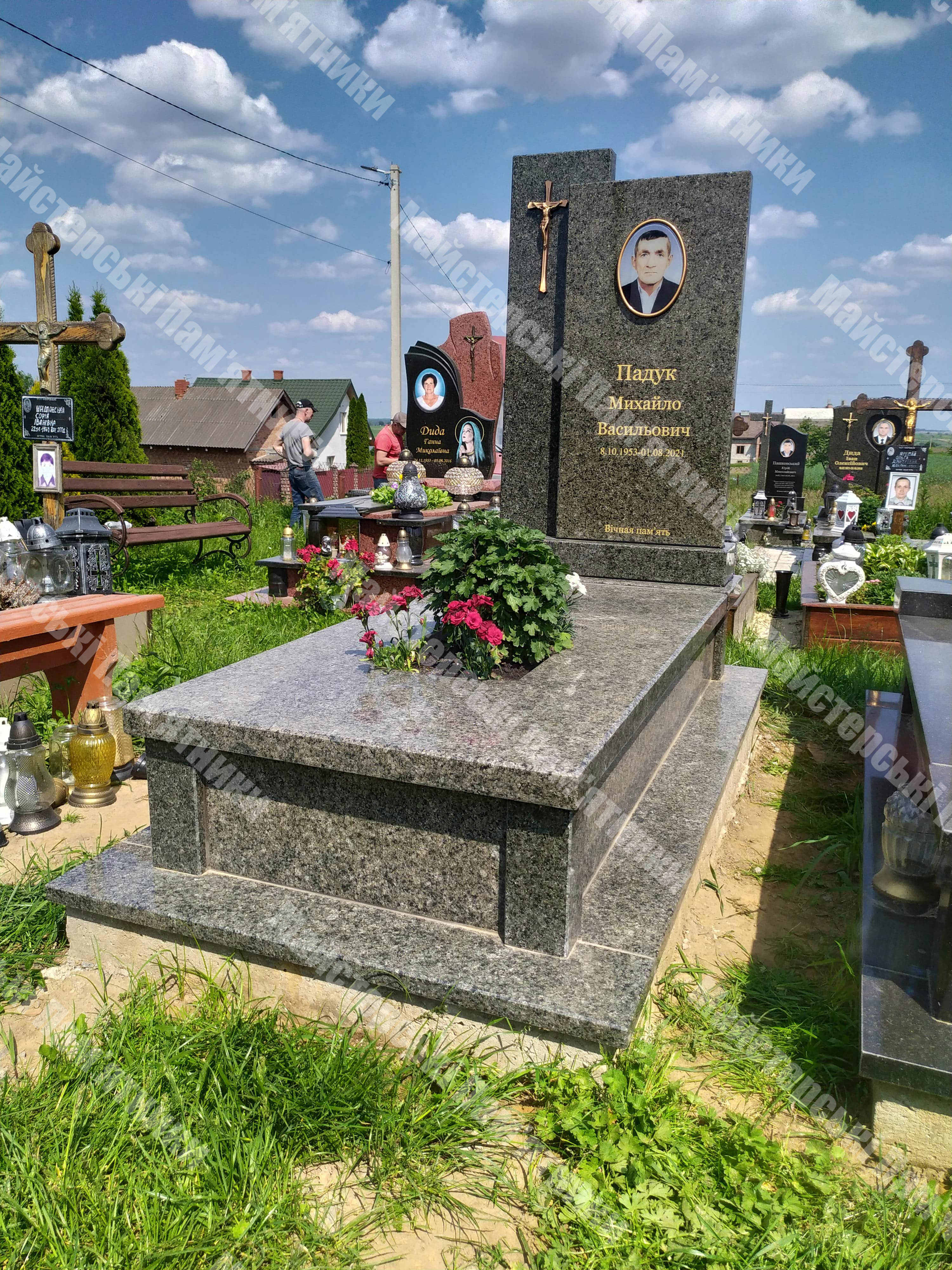 пам'ятник одинарний з маславського граніту, присутні декоративними елементами