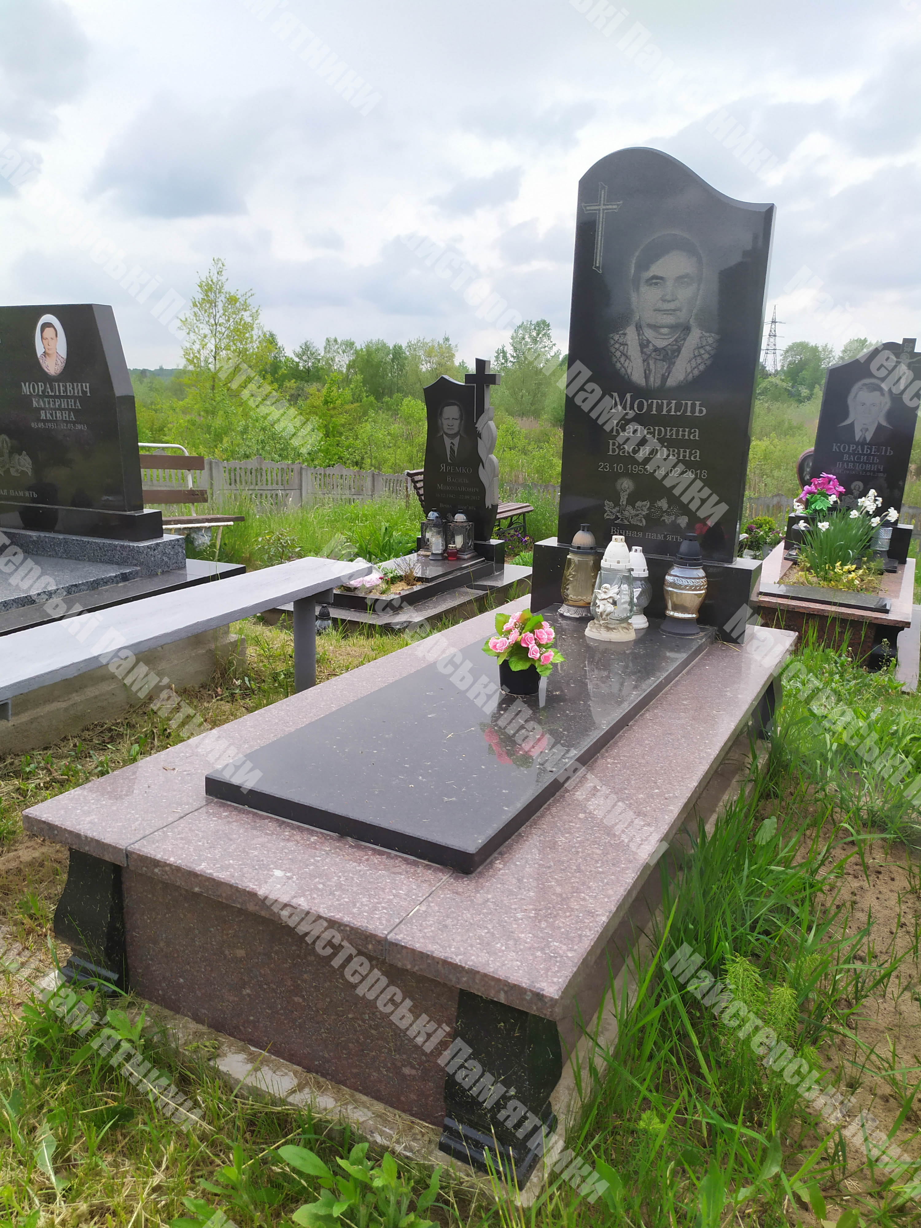 надгробок одинарний виготовлений з новоданилівського граніту