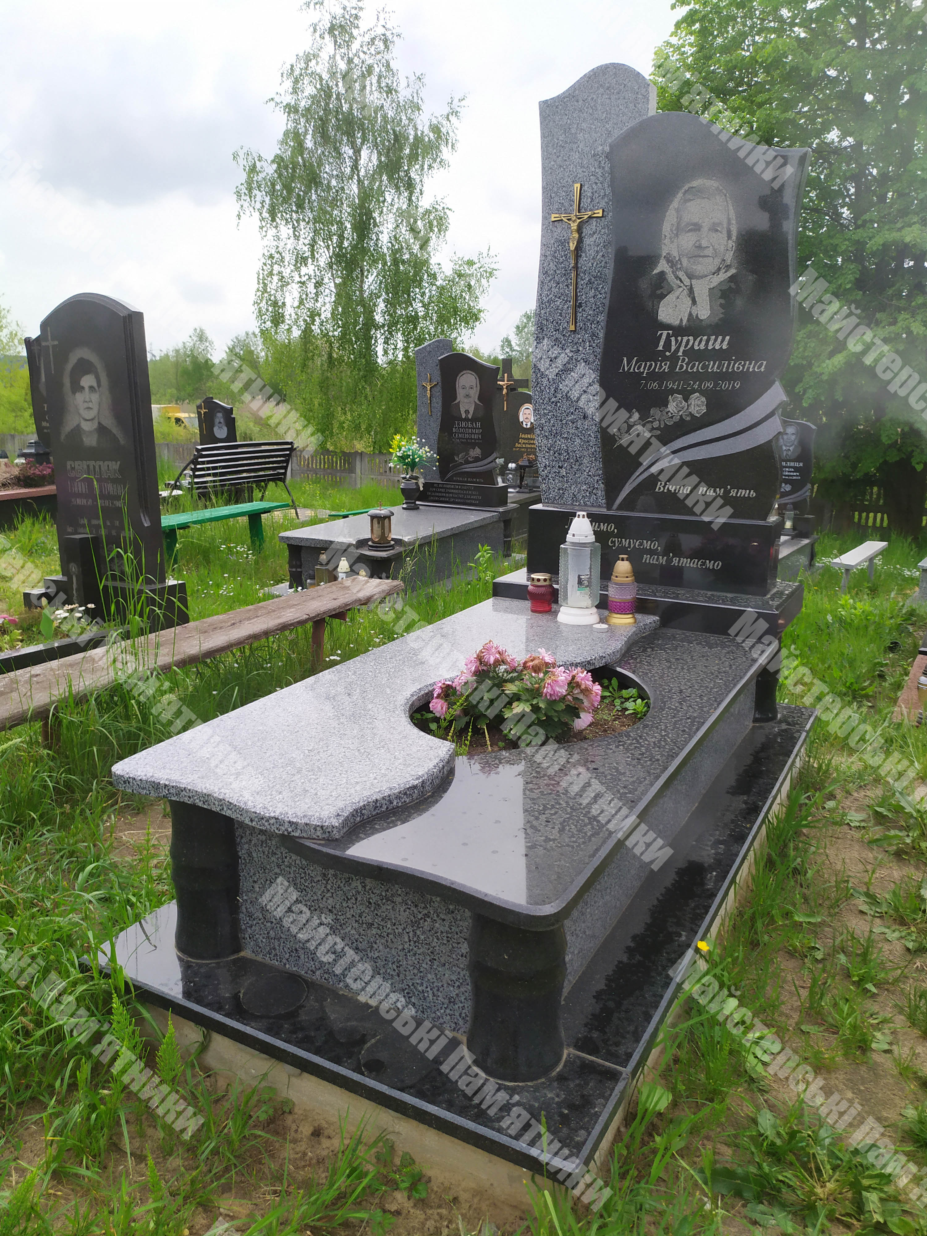 однинарний пам'ятник з покостовського граніту з отвором у нижній плиті