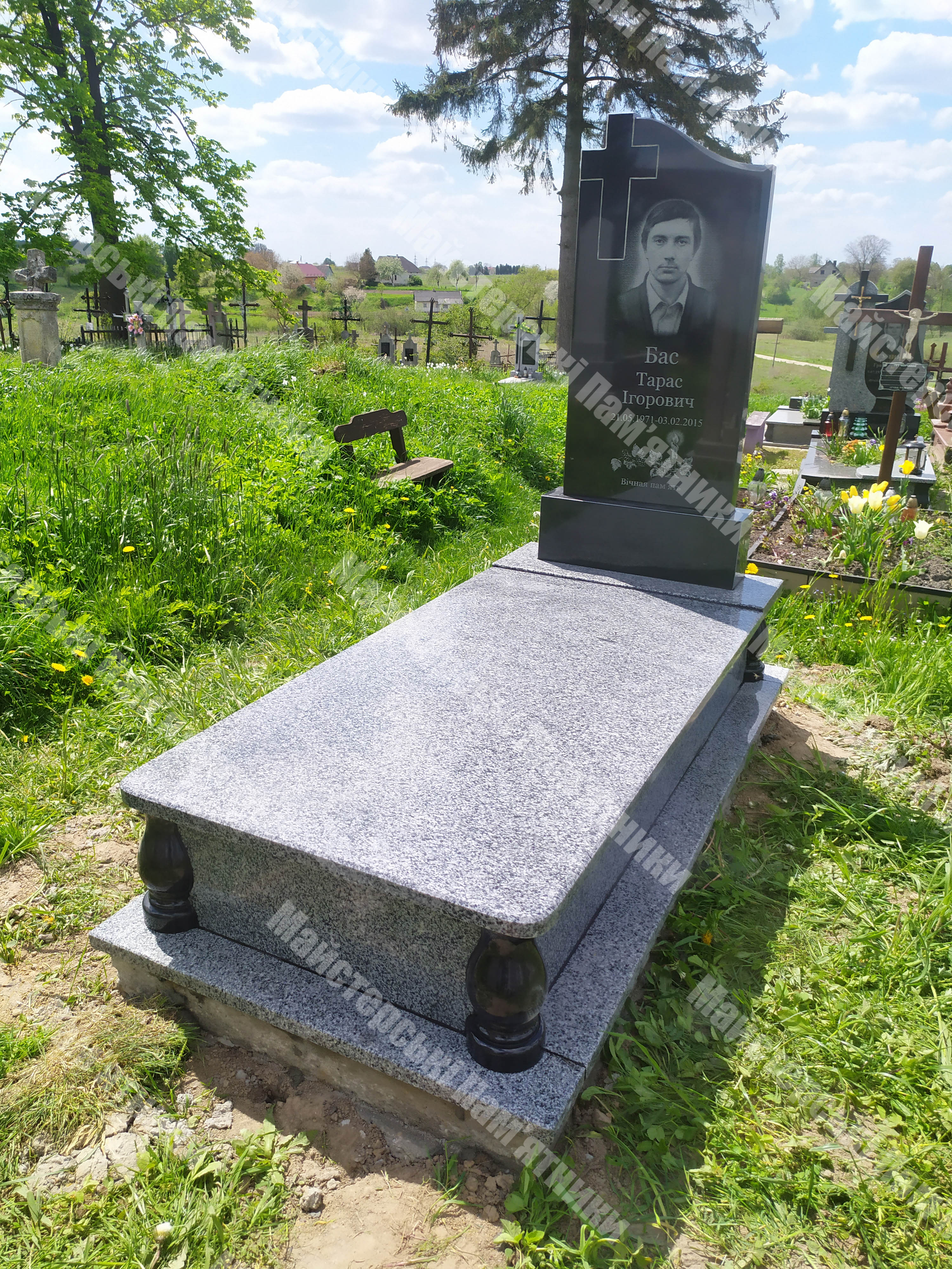 однинарний пам'ятник з покостовського граніту