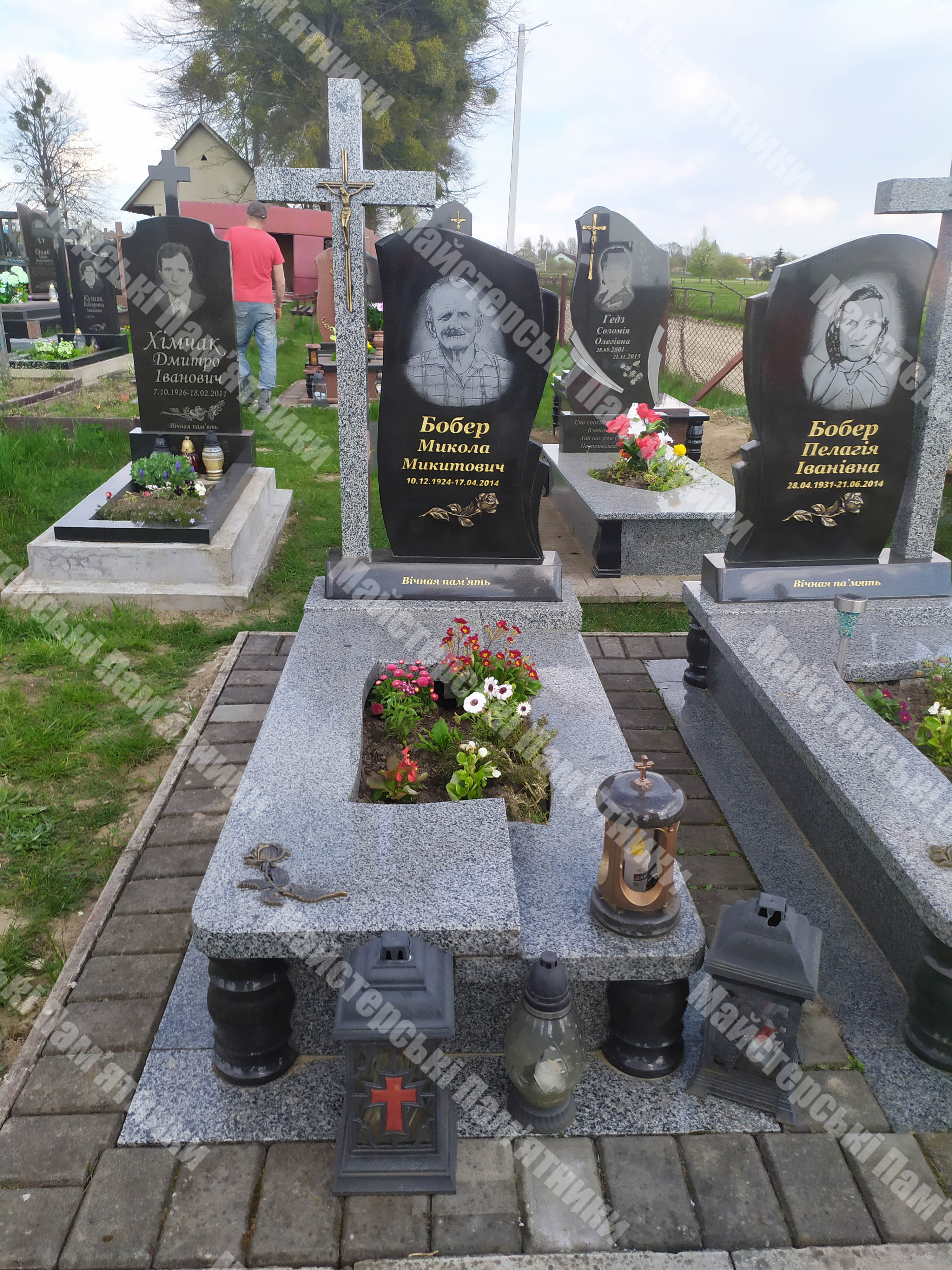 парний пам'ятник одинарний з покостовського граніту та декоративними елеметами