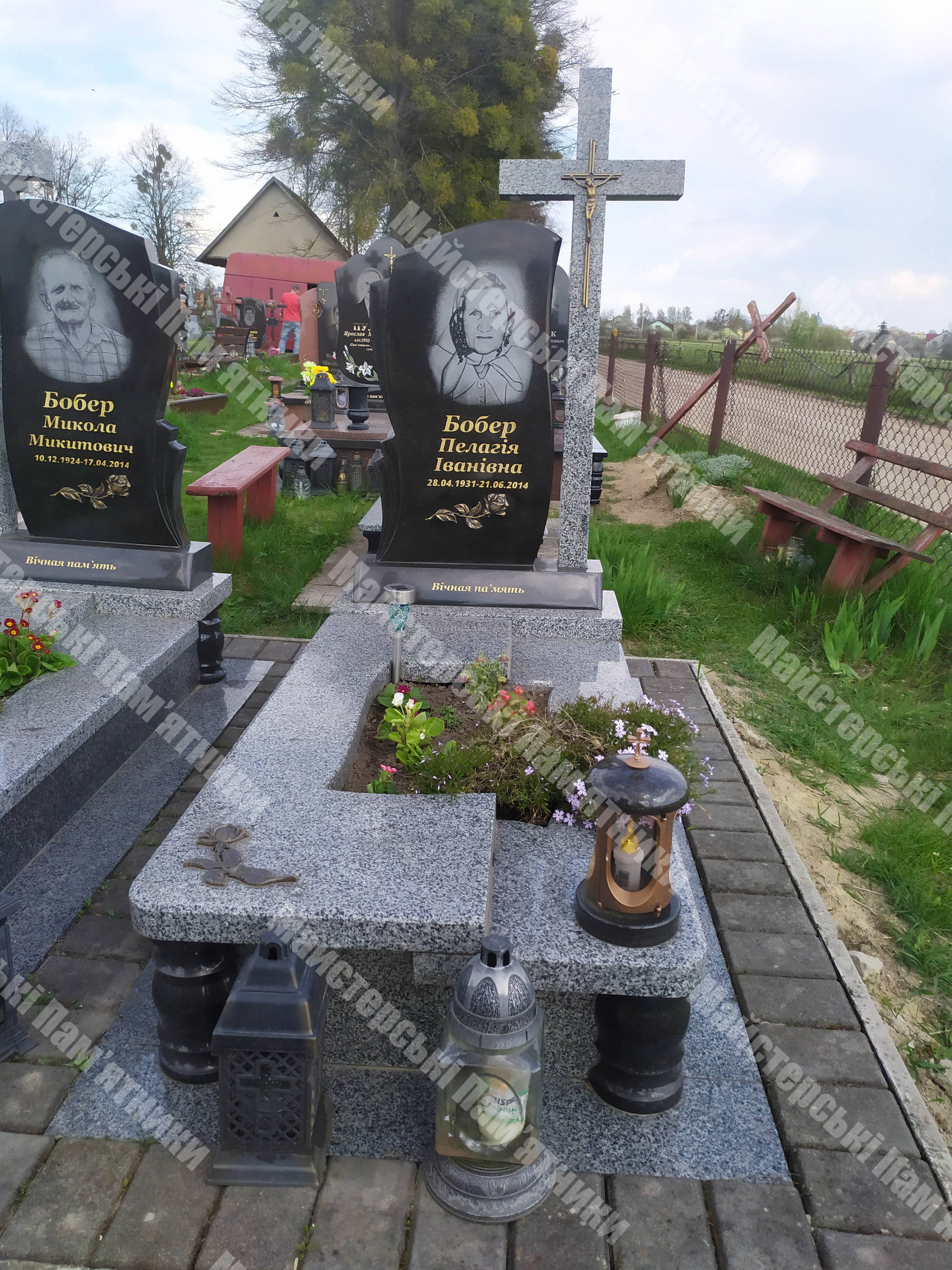 арний одинарний надгробок з сірого каменю та квадратним отвором у нижній плиті